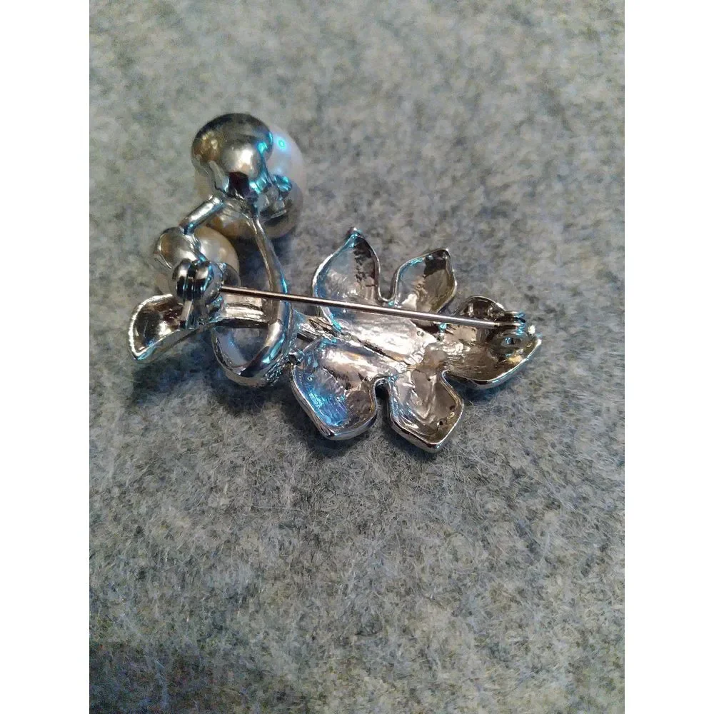 Elegant Pearl and Crystal Floral Brooch Pin Silver Tone‎ Vintage Style Wedding